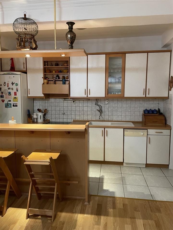 3-соба стан во Центар, приземје со двор, 85м²