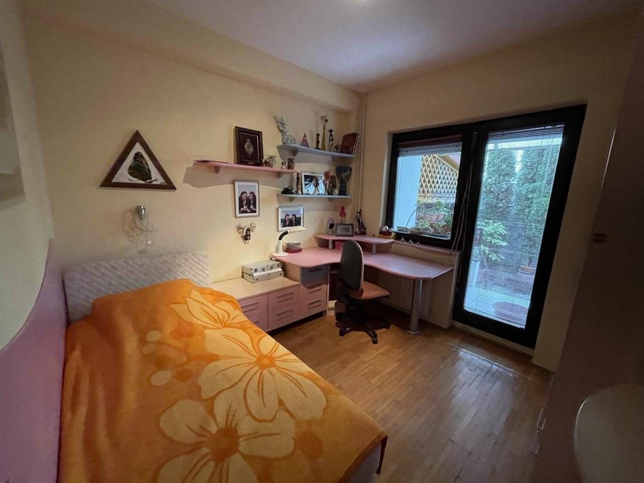 3-соба стан во Центар, приземје со двор, 85м²