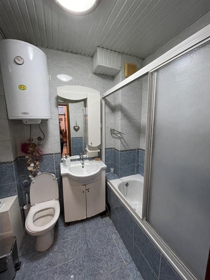 3-соба стан во Центар, приземје со двор, 85м²