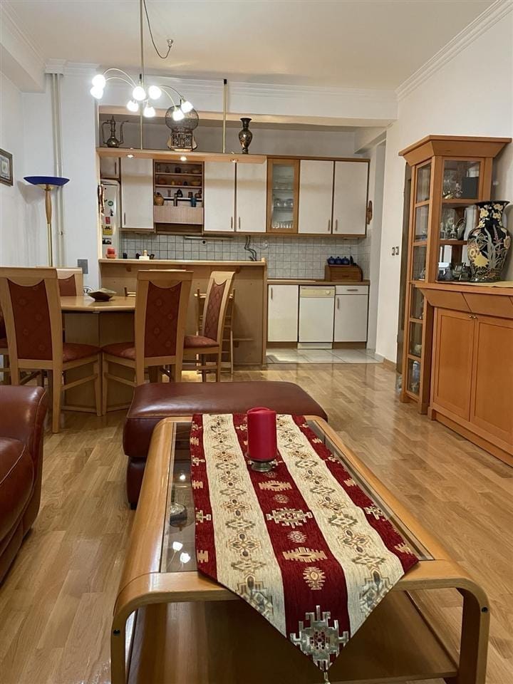 3-соба стан во Центар, приземје со двор, 85м²