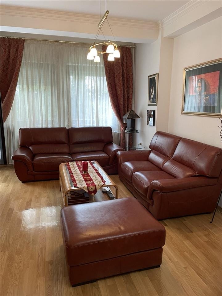 3-соба стан во Центар, приземје со двор, 85м²