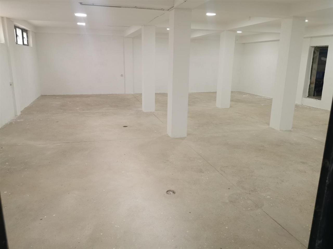 Магацински простор 140м2 во Хром за изнајмување