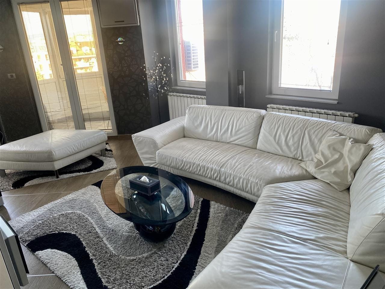 Наместен стан со 2 спални во Центар 88м2 реновиран