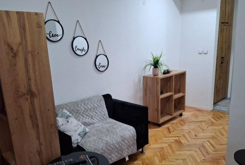 Гарсоњера во Аеродром-Скопјанка 28м2 реновирана