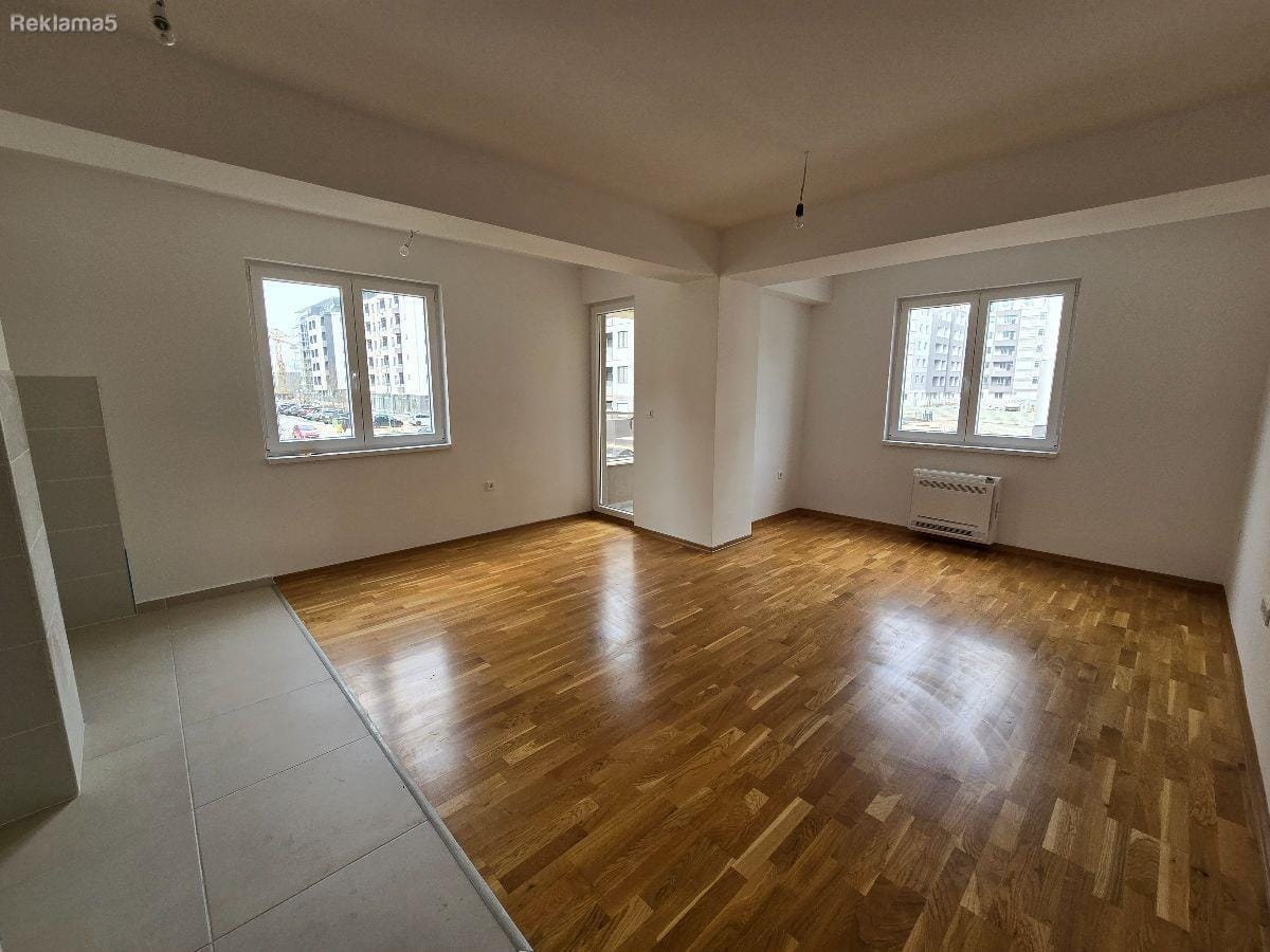 Празен стан за деловна намена, 3 соби, 65м², Карпош