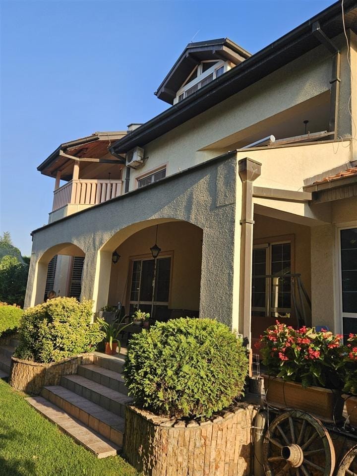 Ексклузивна куќа во Бардовци, 600м² на 3 нивоа, Скопје