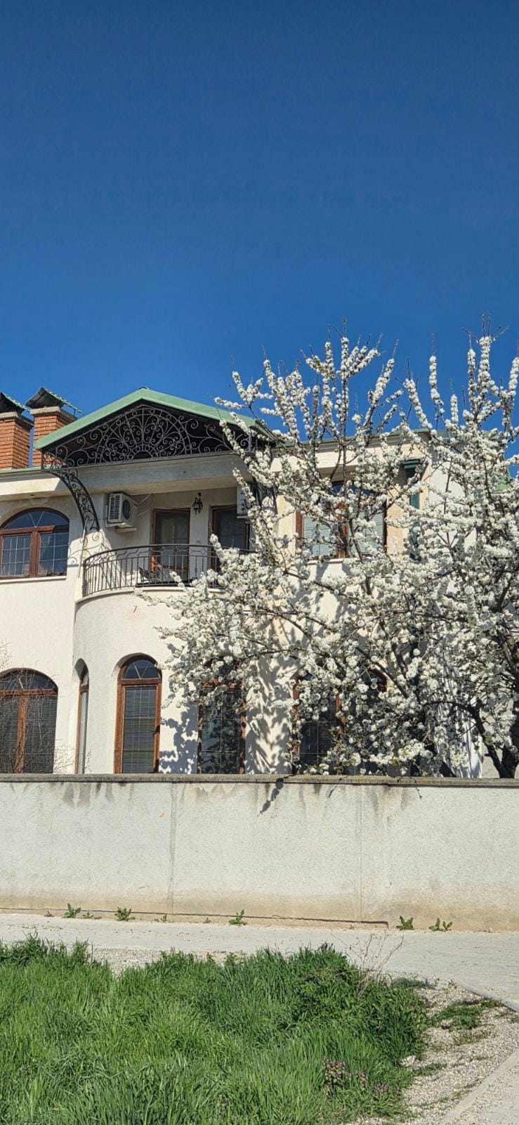 Куќа Бардовци 250м2, 5 соби, дворот 300м2, гаража