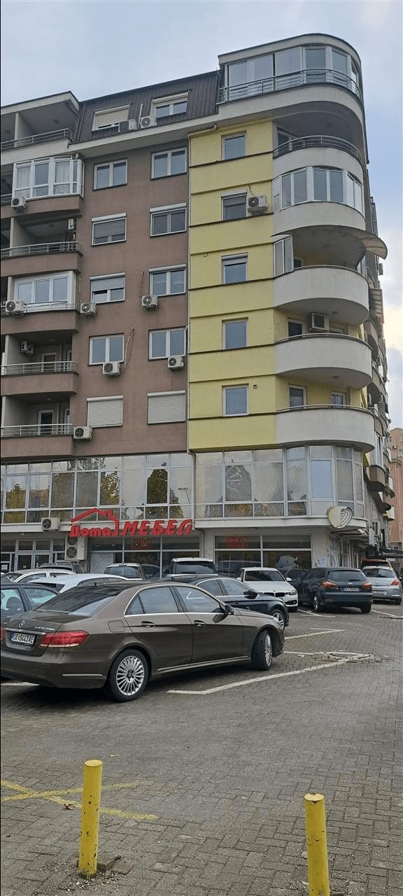 Centar 110m² stan so tri spalni, balkon, lift, parking