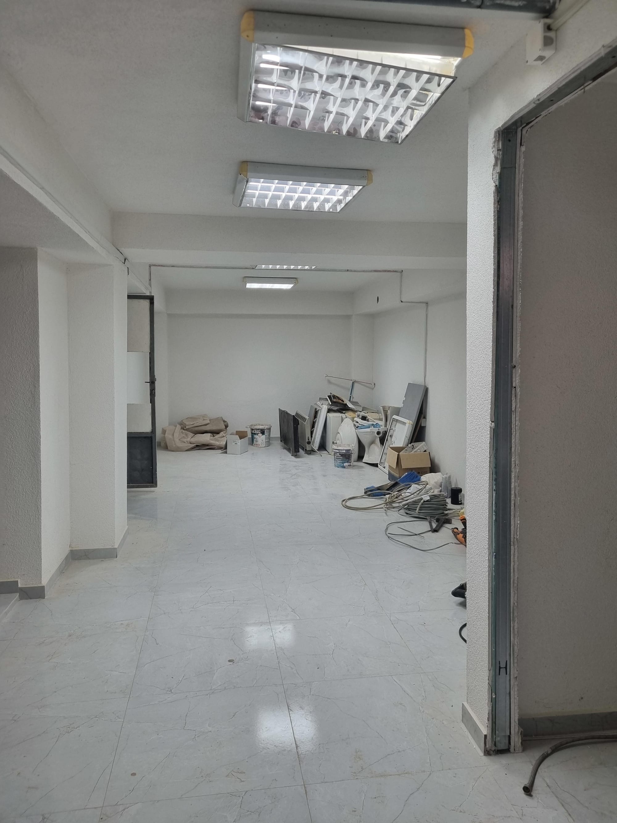 Деловен простор 100м2, сутерен, Центар