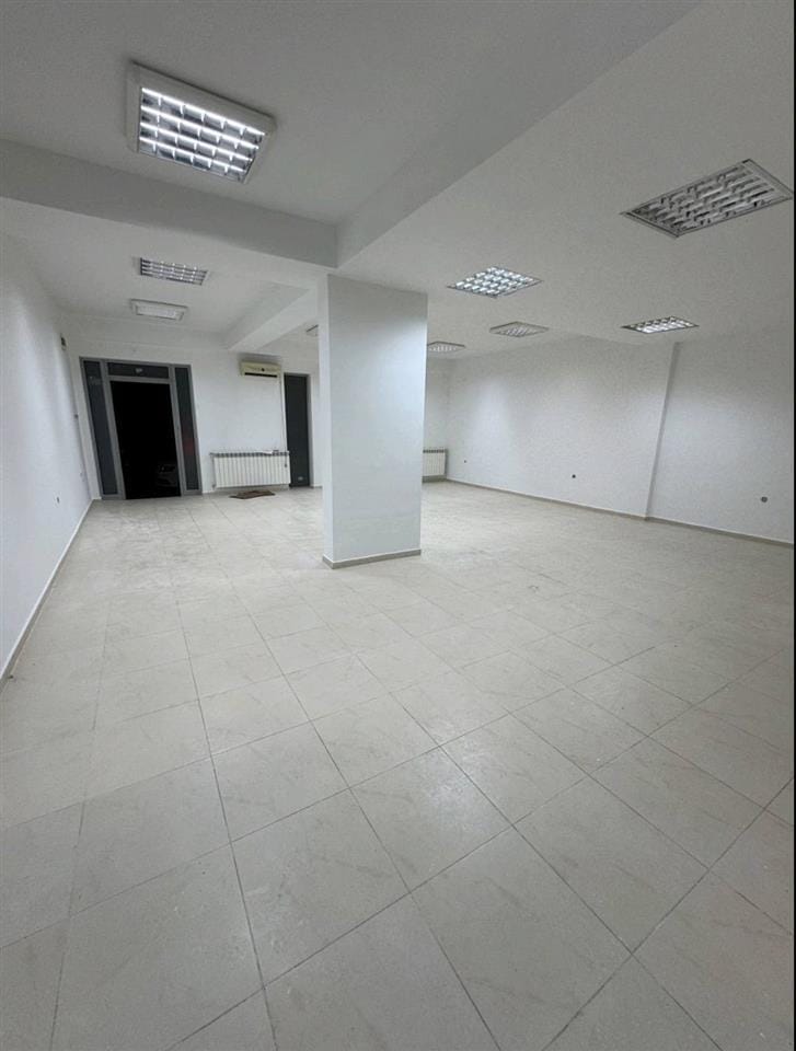 Деловен простор 72м² + магацин + 2 гаражи, Центар