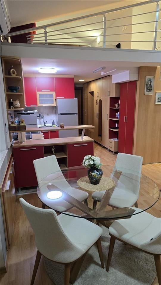 Renovirani stan vo Kapistec, 3 spalni, 61m2, Aerodrom