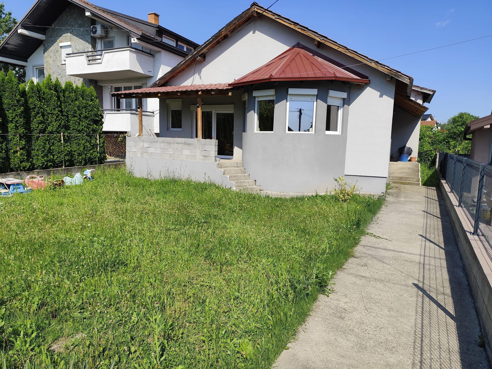 Куќа во Пинтија, 5 соби, 102м2 + плац 294м2
