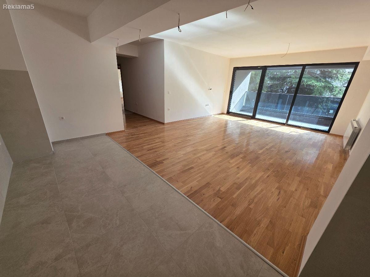 Нов стан во Центар, 4 соби, 107 м², лифт