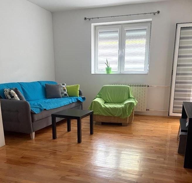 Реновиран стан во Аеродром, 80м², 2 спални, тераса