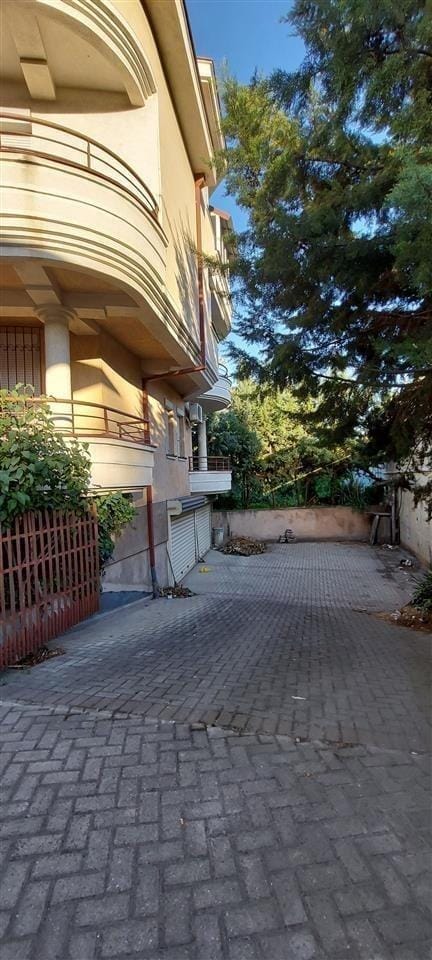 Dupleks stan/kuća 4 sobi 132m2 + 60m2 podrum, Vlae