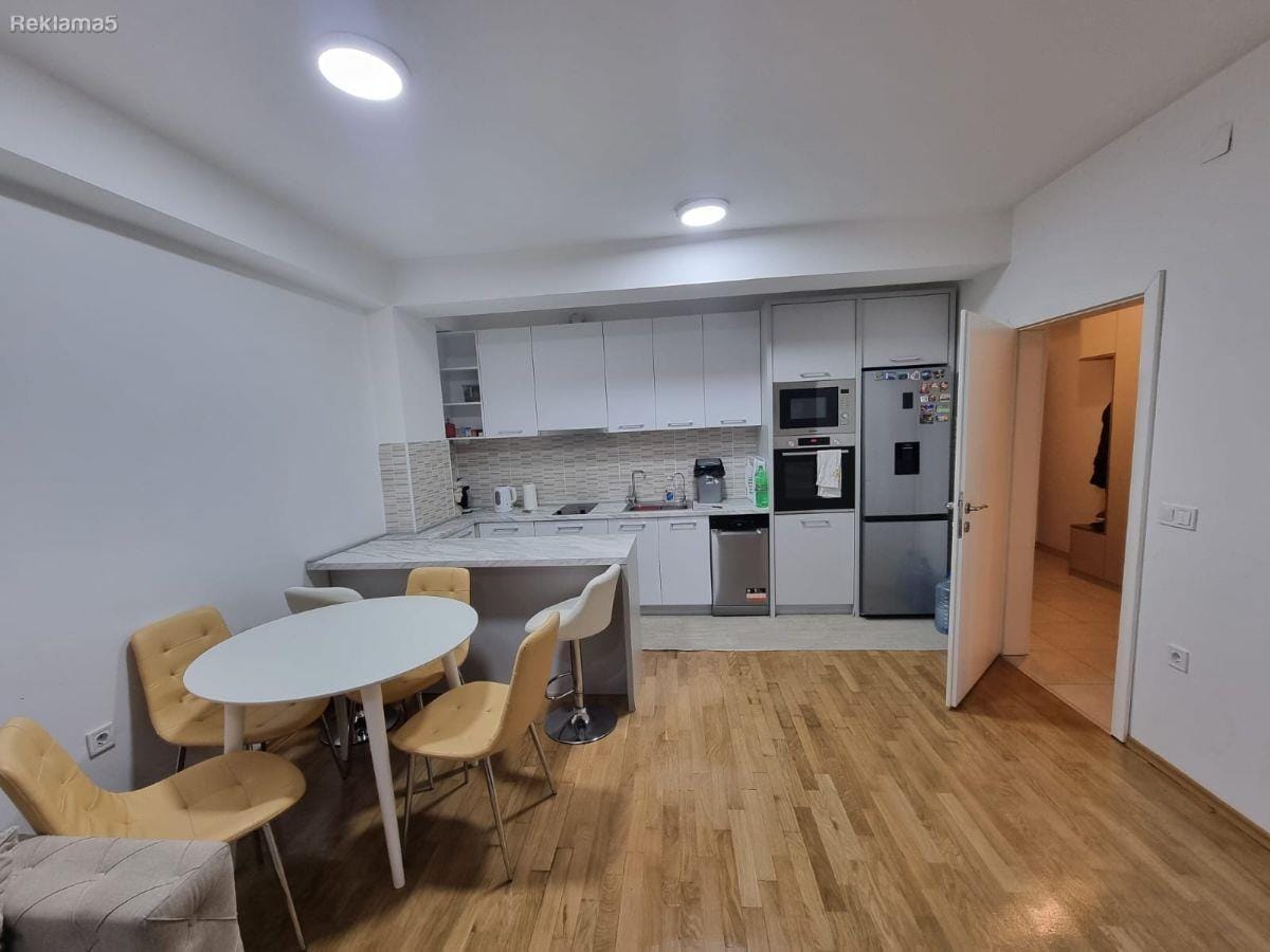 3-соби стан во Капиштец, 94m², комплетно реновиран и наместен