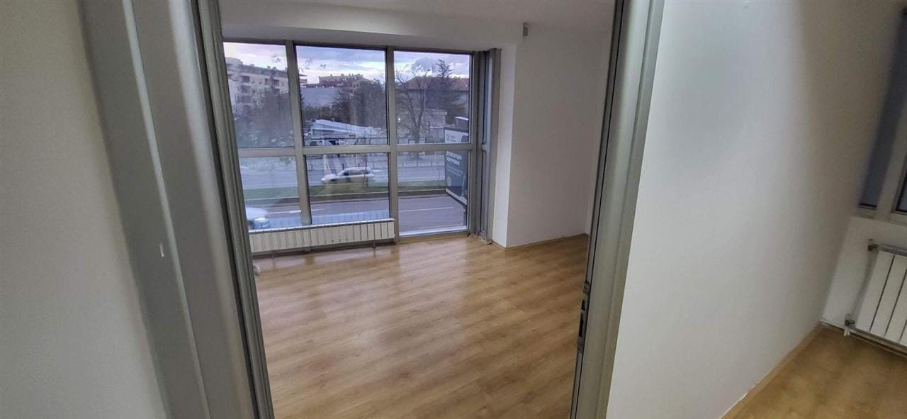 Деловен простор се издава центар, близу до Градежен факултет