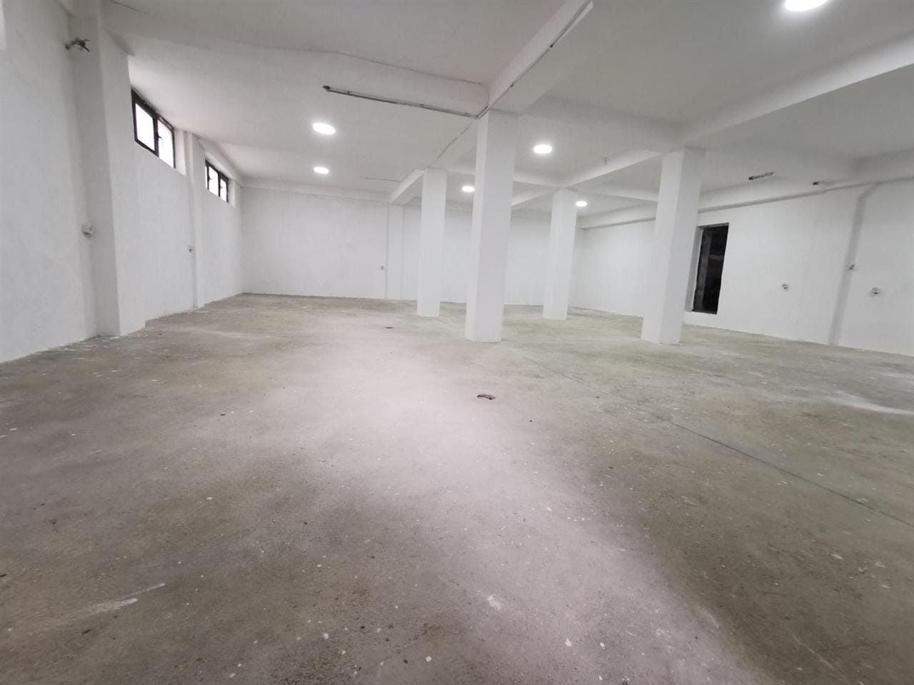 Магацински простор 140м2 во Хром за изнајмување