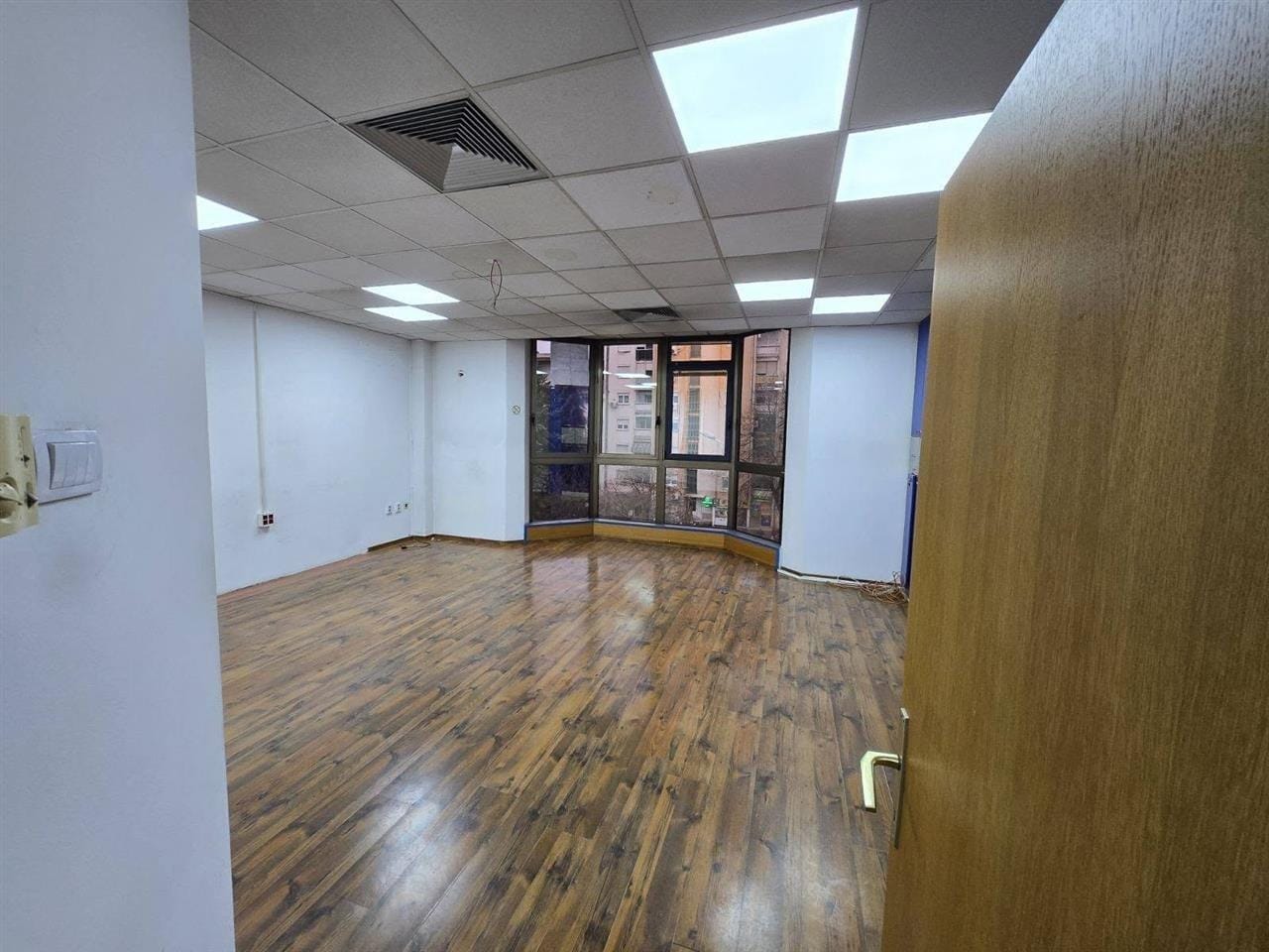 Деловен канцелариски простор 187m² Аеродром близу Капитол Мол