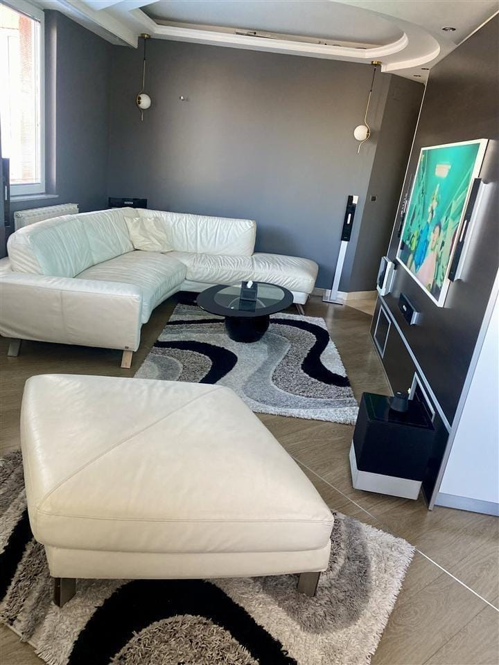 Наместен стан со 2 спални во Центар 88м2 реновиран