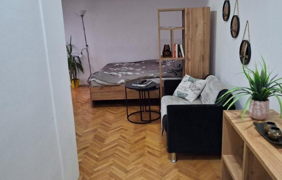 Гарсоњера во Аеродром-Скопјанка 28м2 реновирана