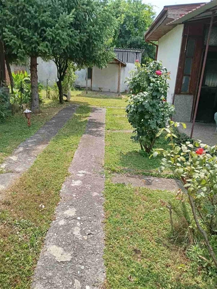 Renovirana baraka 100m² + dvor 274m² Lisice, Aеrodrom