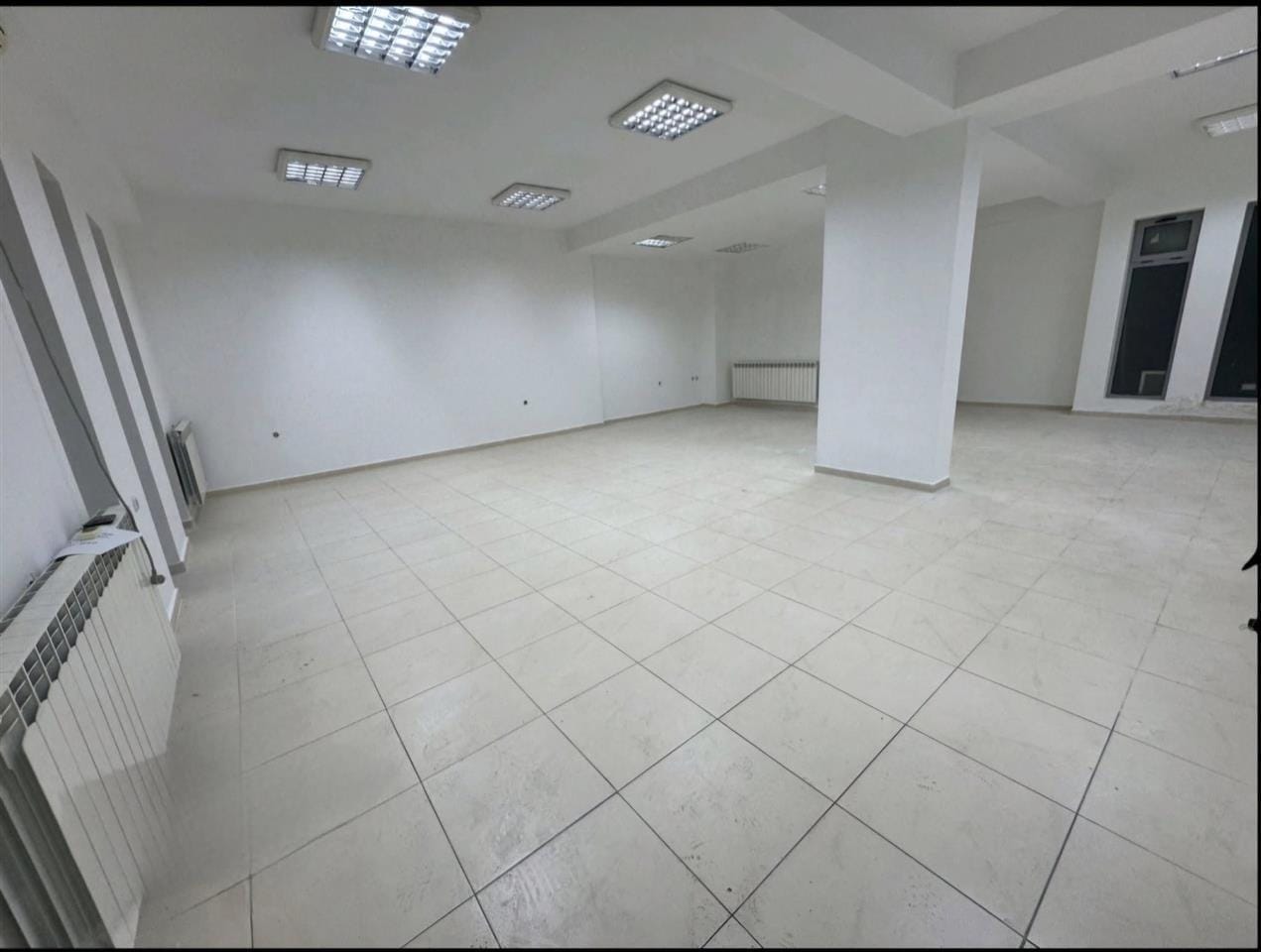 Деловен простор 72м² + магацин + 2 гаражи, Центар