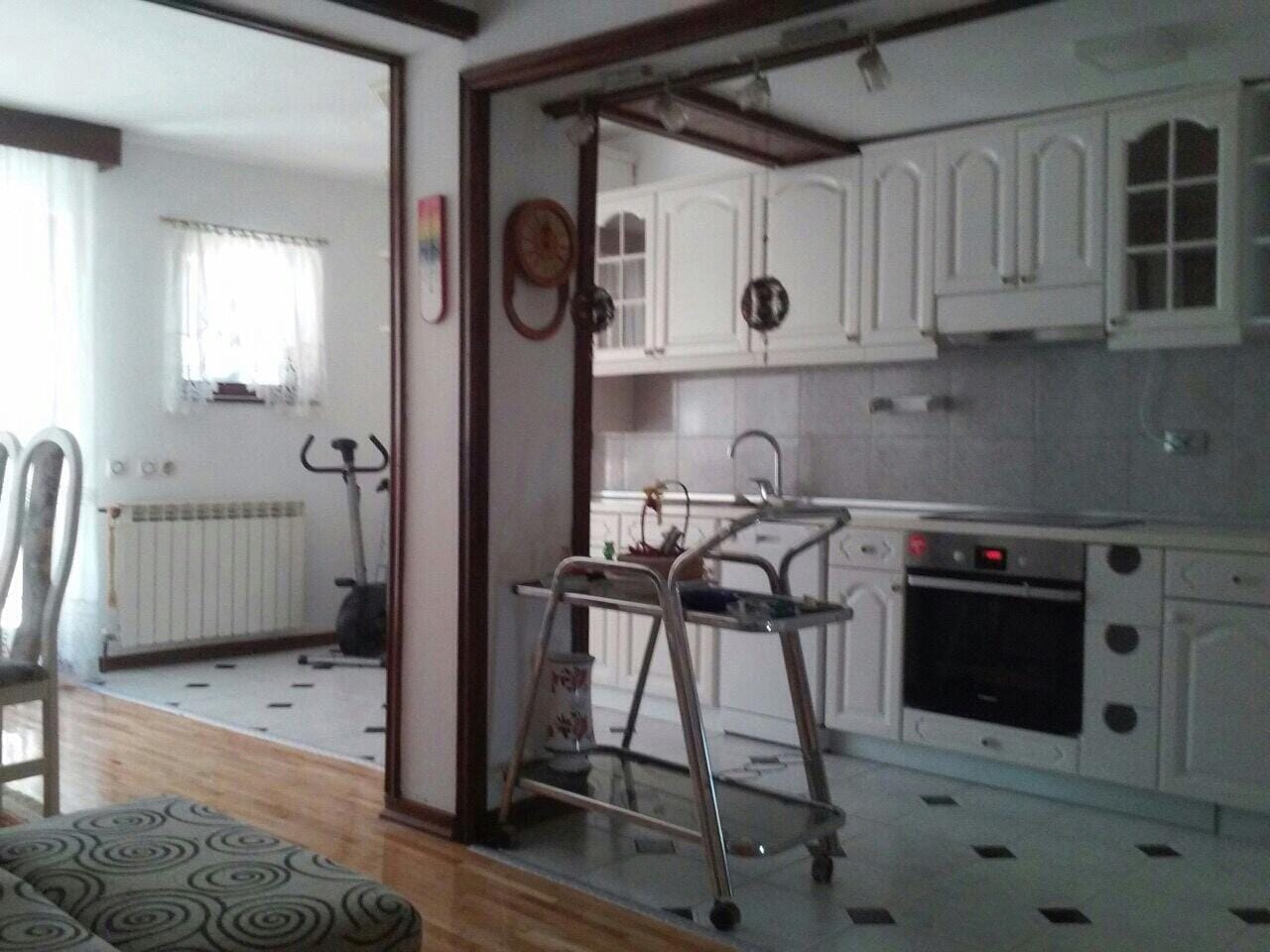 Комплетно опремена куќа Чрнече, 240 м², 6 соби, 2 ката