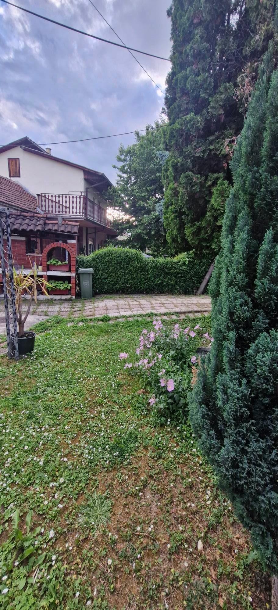 Самостојна куќа 7 соби, 234 м², Маџари, Скопје