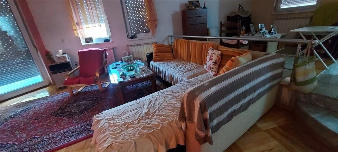 Dupleks stan/kuća 4 sobi 132m2 + 60m2 podrum, Vlae