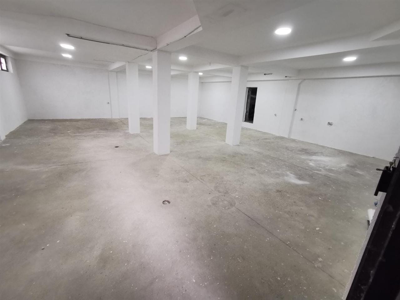 Магацински простор 140м2 во Хром за изнајмување