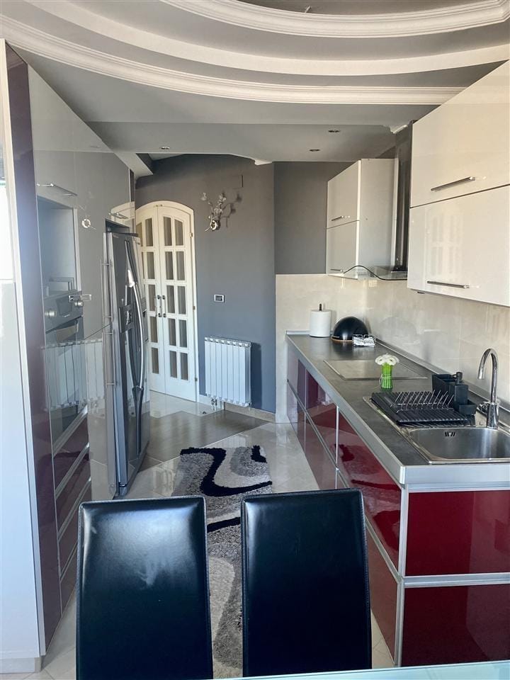 Наместен стан со 2 спални во Центар 88м2 реновиран