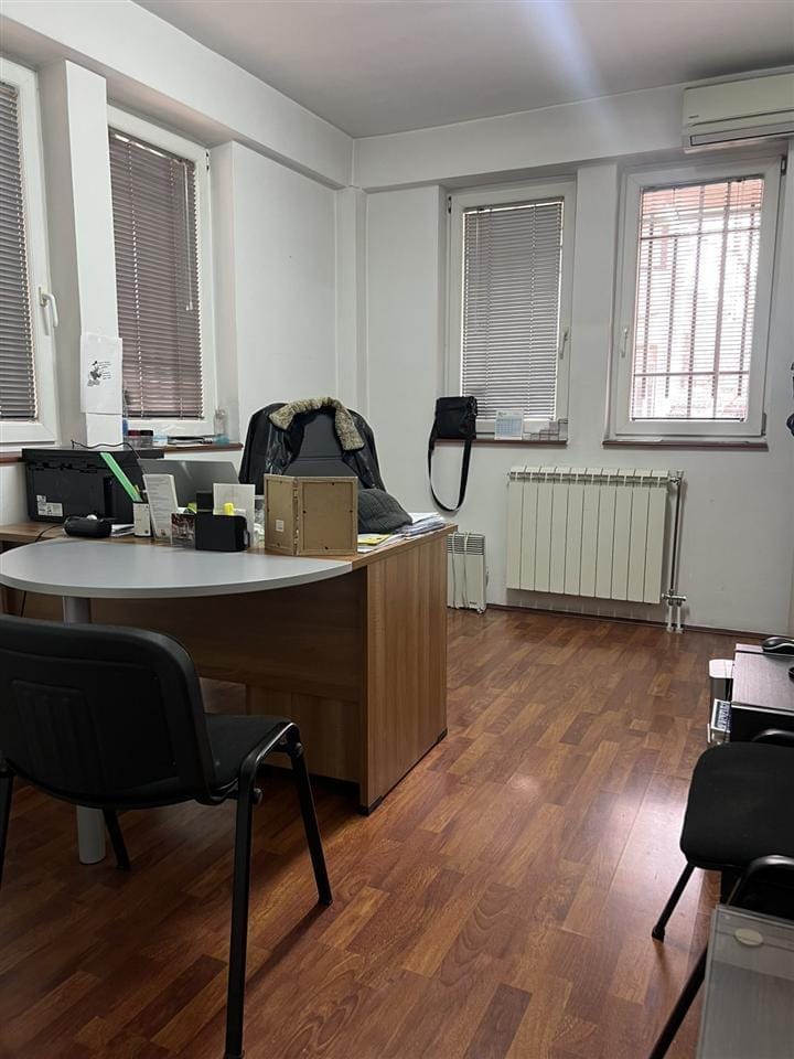 Деловен простор 45м2 за изнајмување, Центар