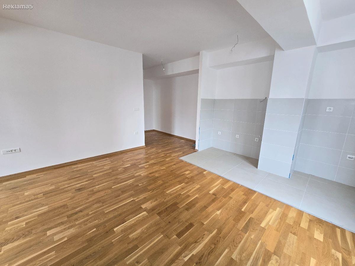 Празен стан за деловна намена, 3 соби, 65м², Карпош