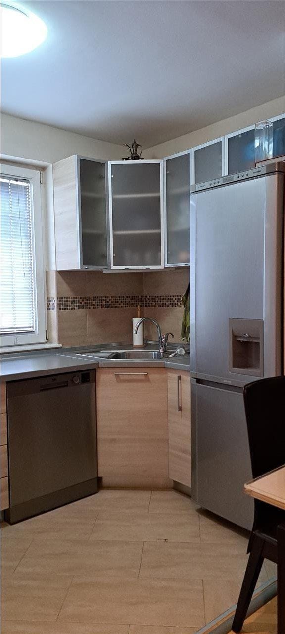 Centar 110m² stan so tri spalni, balkon, lift, parking