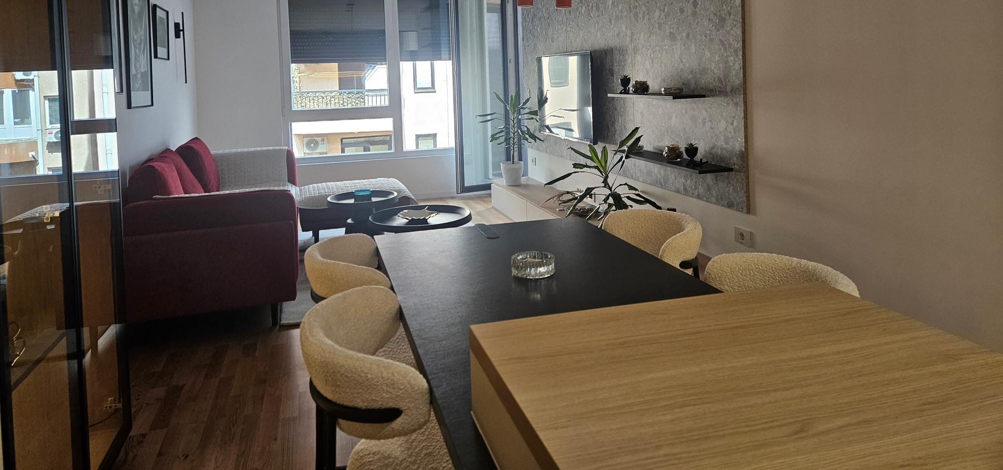 Лукс уреден стан во Центар, 2 соби, 50м² - Се издава