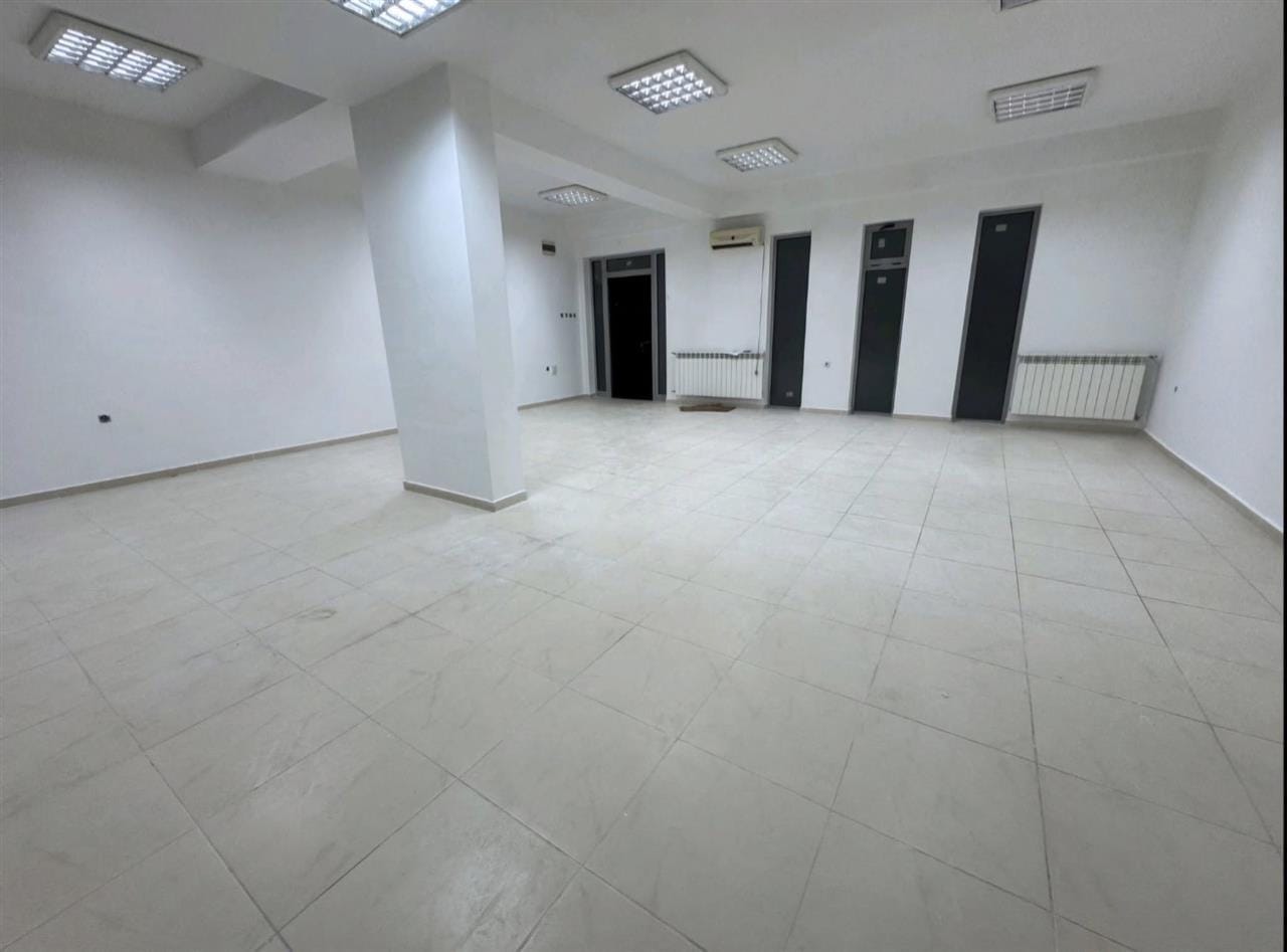 Деловен простор 72м² + магацин + 2 гаражи, Центар