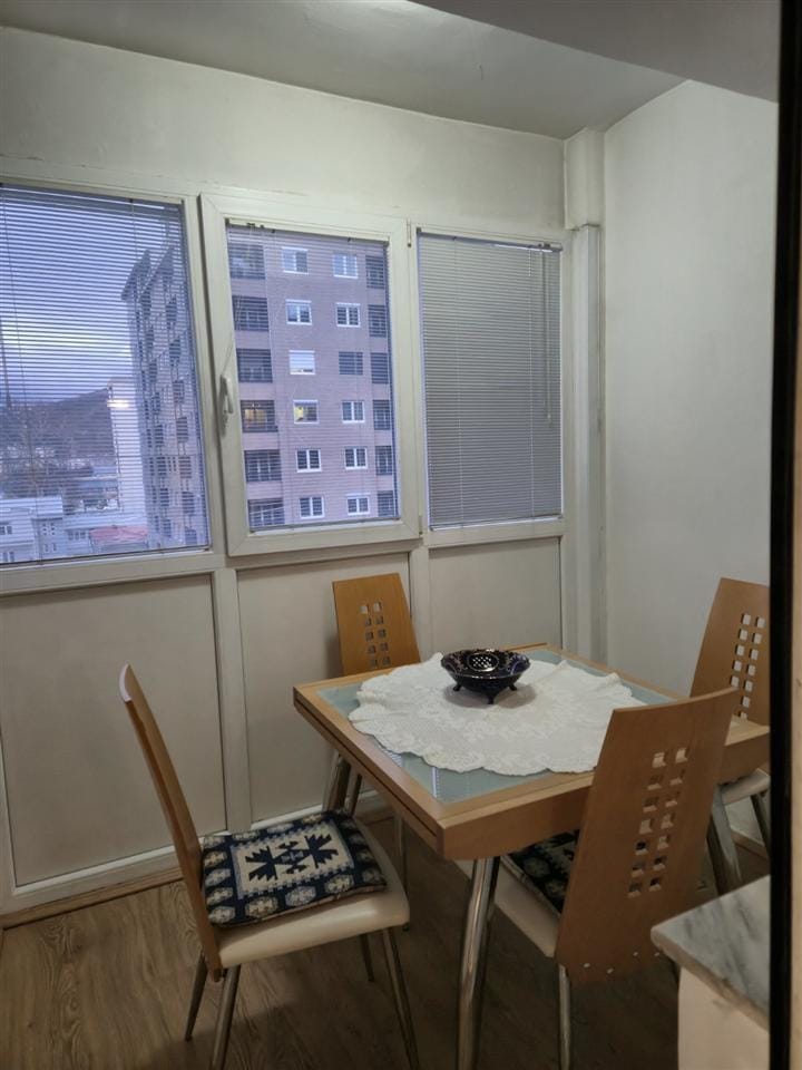 2-соби стан, Аеродром, позади Јане Сандански