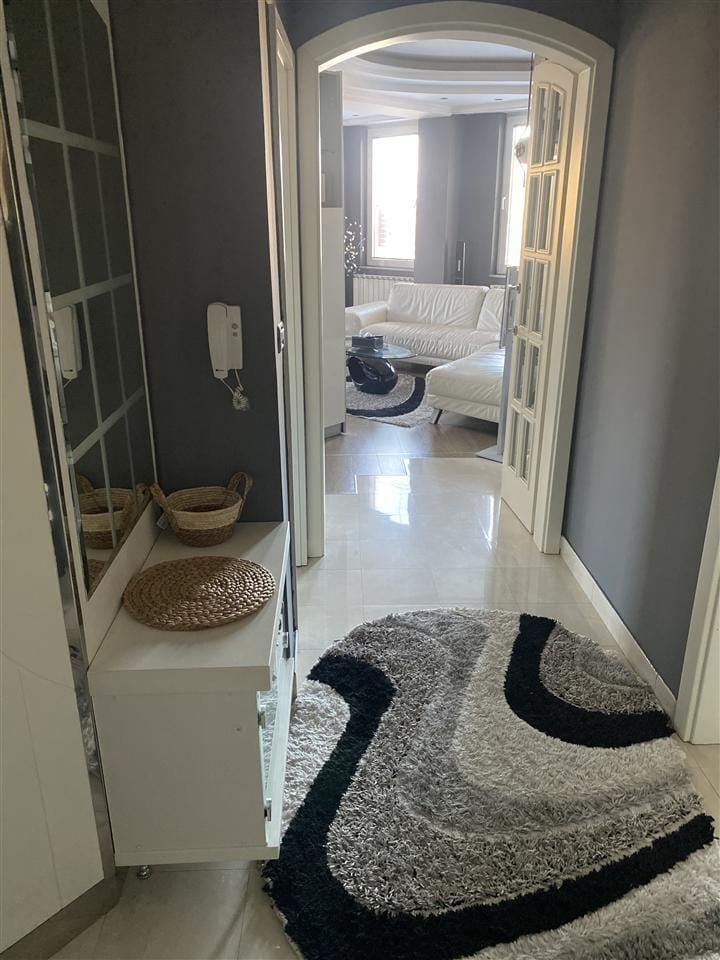 Наместен стан со 2 спални во Центар 88м2 реновиран