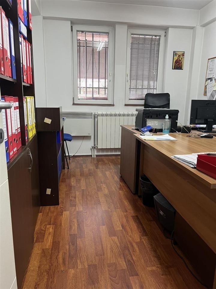 Деловен простор 45м2 за изнајмување, Центар