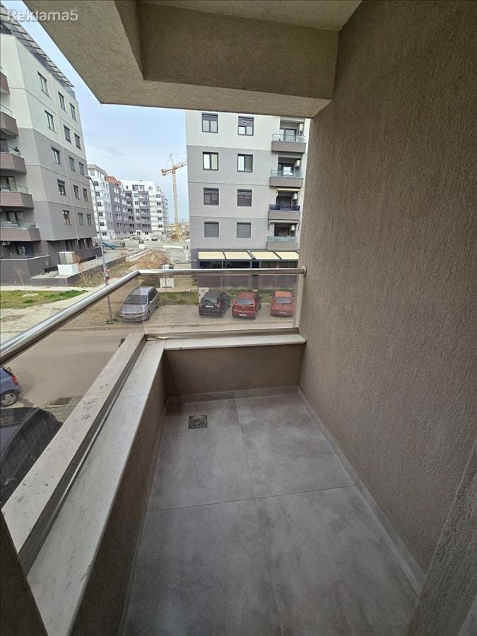 Празен стан за деловна намена, 3 соби, 65м², Карпош
