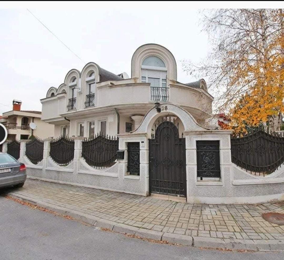 Самостојна куќа Тафталиџе - 300м², 6 соби, деловна намена