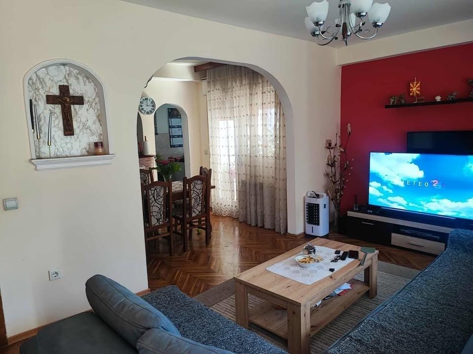 Трособен стан 80м² во Аеродром, Скопје - со тераса и лифт