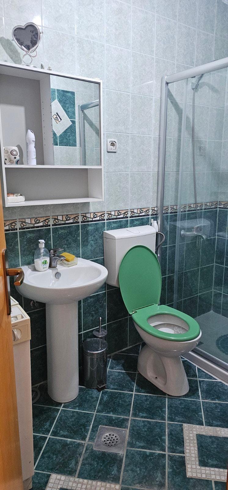 Стан 52м2, 2 спални во К.Вода, Скопје - терasa, асансер