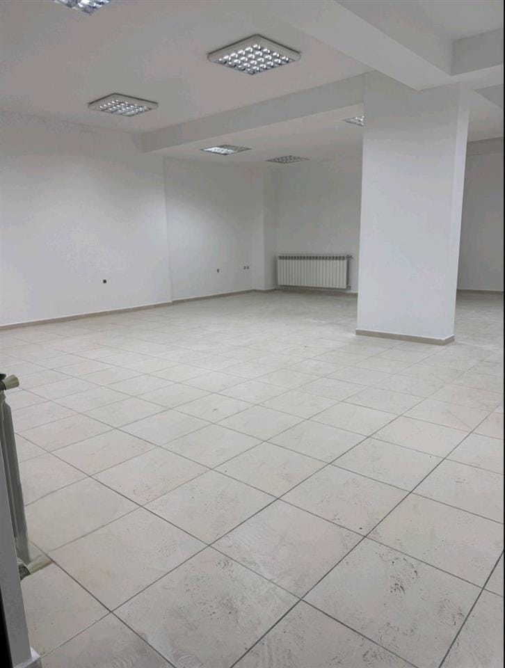 Деловен простор 72м² + магацин + 2 гаражи, Центар