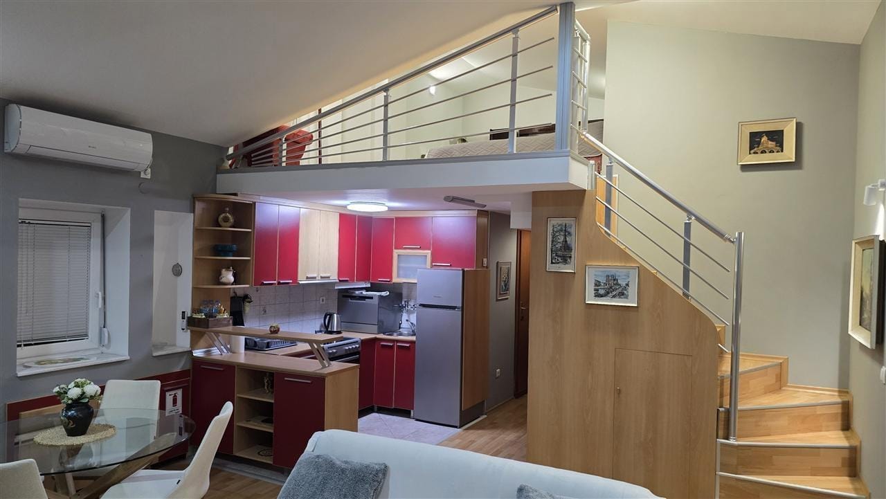 Renovirani stan vo Kapistec, 3 spalni, 61m2, Aerodrom