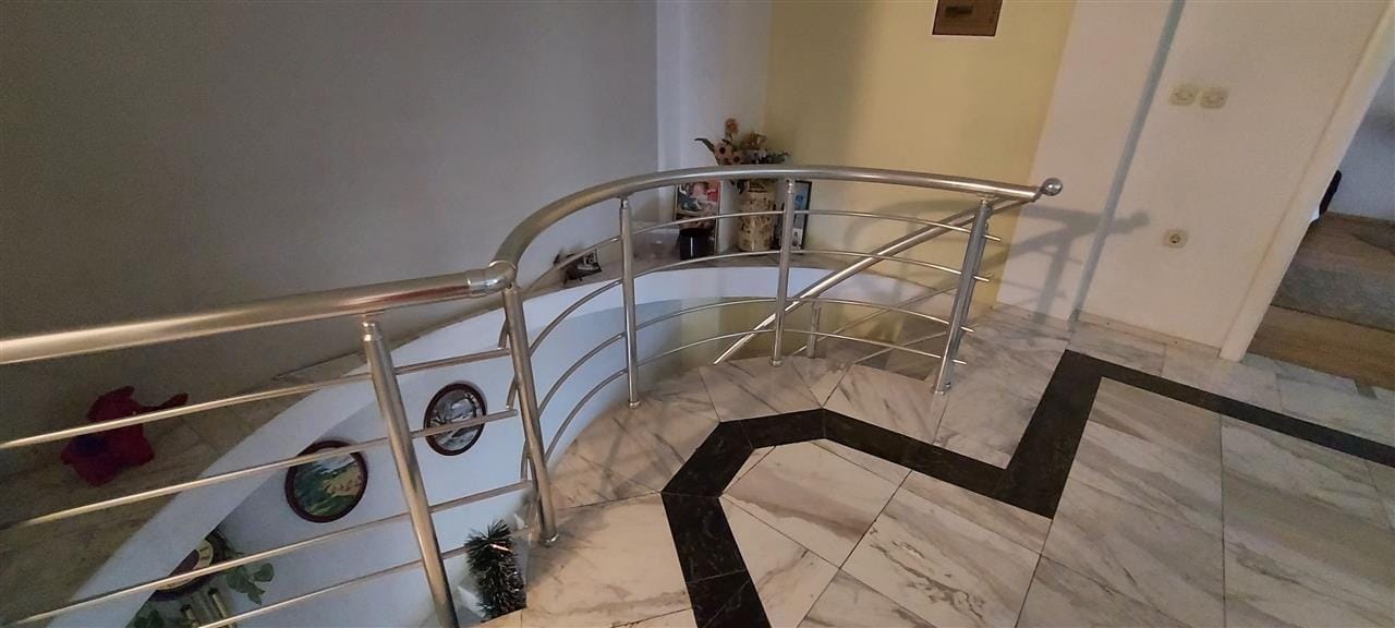 Dupleks stan/kuća 4 sobi 132m2 + 60m2 podrum, Vlae