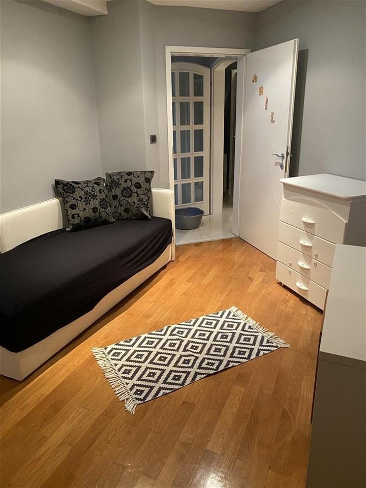 Наместен стан со 2 спални во Центар 88м2 реновиран