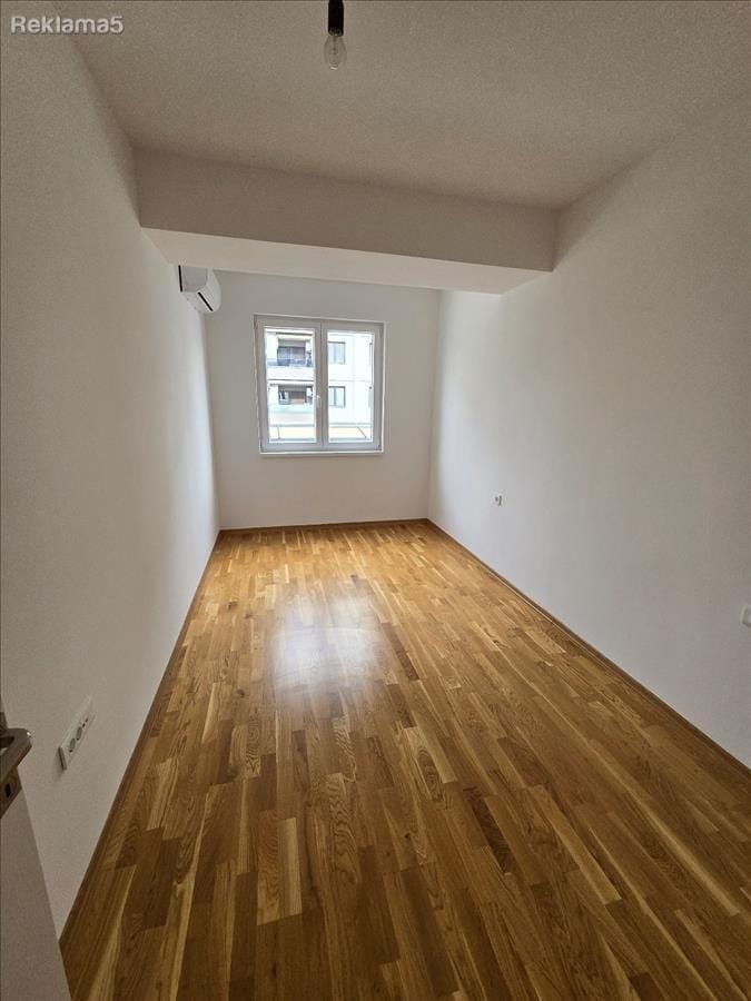 Празен стан за деловна намена, 3 соби, 65м², Карпош