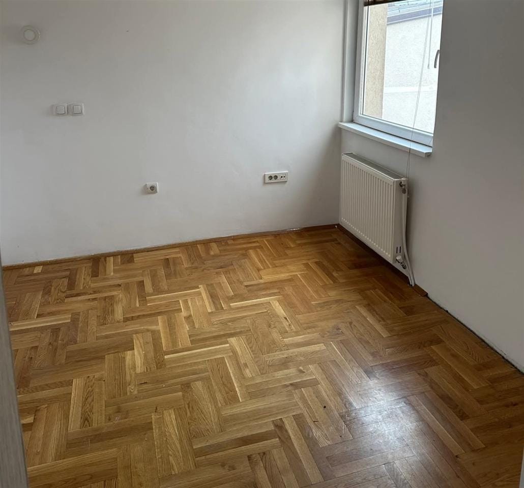 Деловен стан 70m² во Центар, Скопје - 3 соби